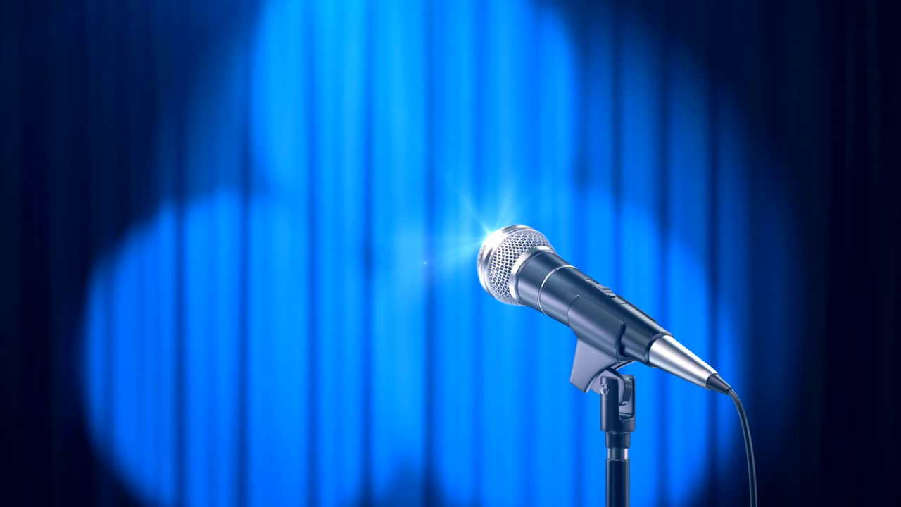 마이크와 회전 스포트라이트가 있는 파란색 커튼
