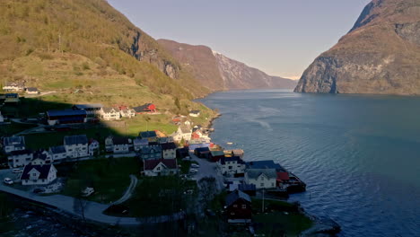 Antena-En-Cámara-Lenta-Sobre-Un-Pequeño-Pueblo-De-Pescadores-En-La-Costa-De-Un-Fiordo-En-Noruega