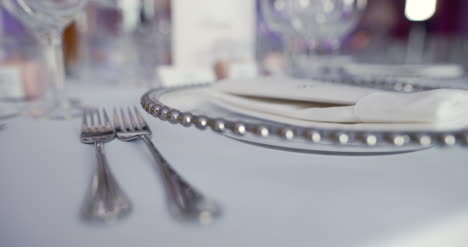 mesa decorada de lujo para la cena de bodas 8
