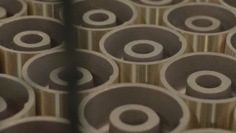 piezas de bronce en una fábrica