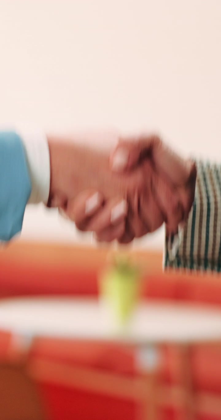Professionisti d'affari che si stringono la mano in un moderno ufficio