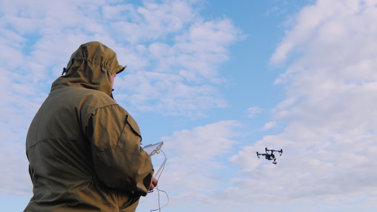 el hombre controla el dron el dron vuela en el cielo