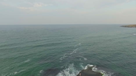 Olas-Del-Mar-Rompiendo-En-Las-Rocas