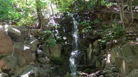 La-Vista-De-La-Pequeña-Cascada-En-El-Parque-Shiba