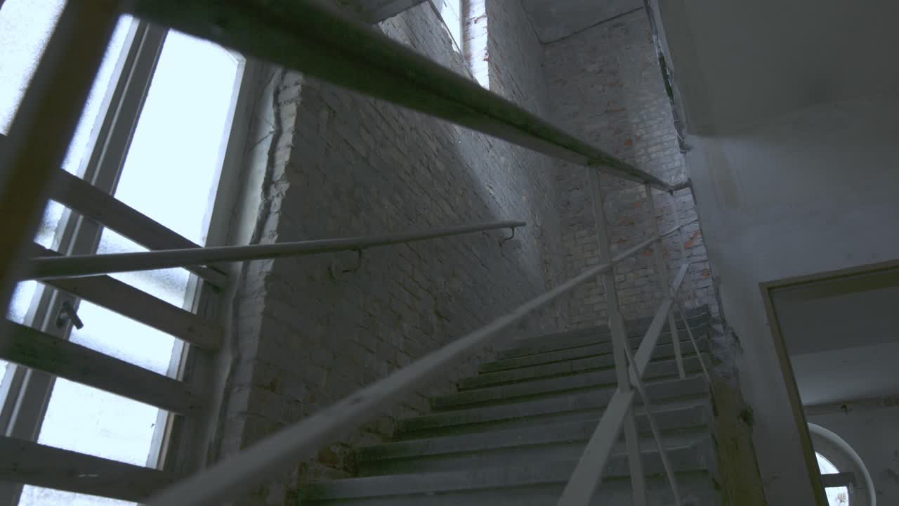 escaleras en un edificio abandonado