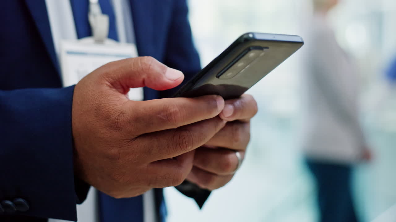 Uomo d'affari che usa lo smartphone in ospedale