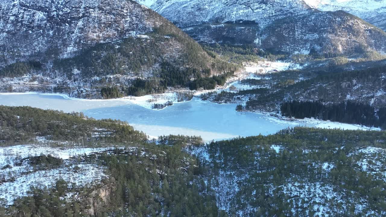 Ilmakuva jäätyneestä Vikavatnetista ja Hesjedalsvassdragetista kylmässä Norjan talvessa.