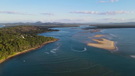 paisaje marino sereno con playa aislada, entrada tranquila y abundante bosque en la ciudad de 1770 en la región de gladstone, queensland