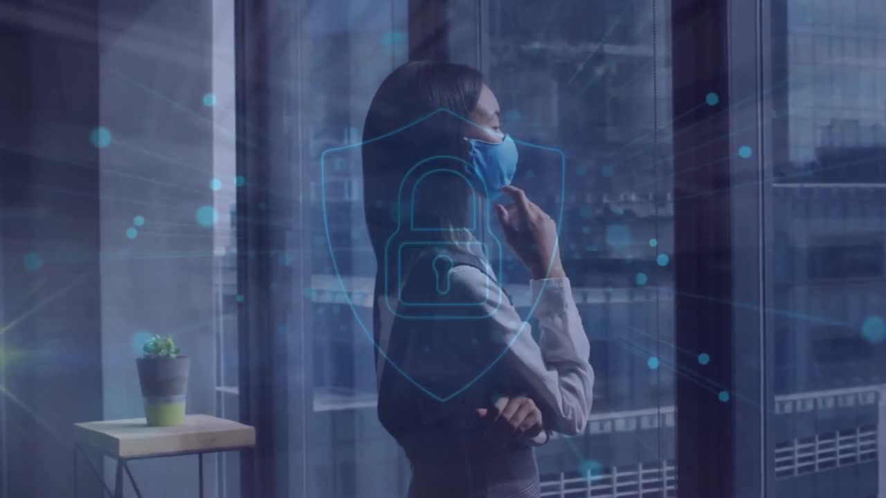 animación de la red de conexiones sobre una mujer de negocios asiática que usa una máscara facial en la oficina.