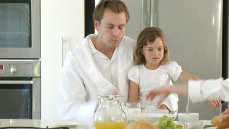 Padre-Paciente-E-Hija-Malhumorada-Desayunan