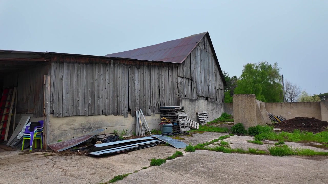 Tåge ruller ind bag en gammel rustik trælade i Leelanau County, Michigan