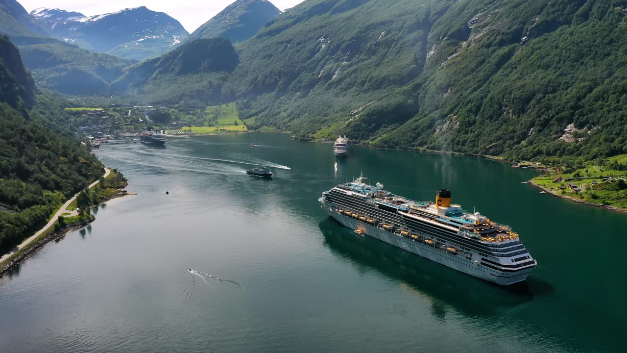 노르웨이 의 게이랑거 피오르드 에 있는 크루즈 선박