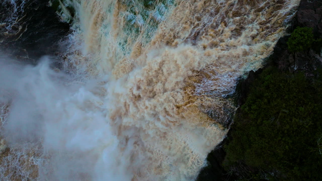 la cascada de sapo con poderosas salpicaduras se sumerge en la laguna de canaima en el estado de bolívar, venezuela