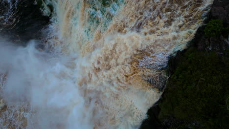 Sapo-Waterfall-With-Powerful-Splashes-Plunging-Into-Canaima-Lagoon-In-Bolivar-State,-Venezuela