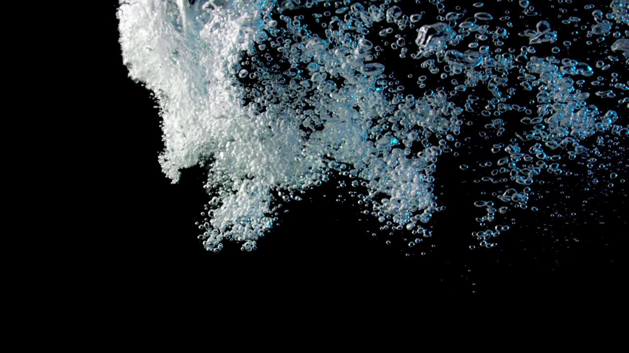 위쪽을 따라 물 거품이 있습니다.