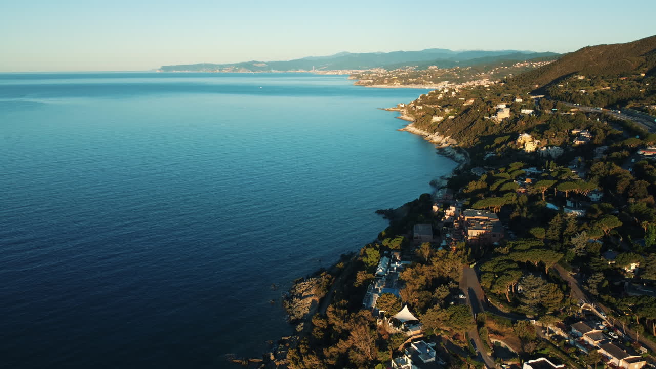 vista aérea de una ciudad costera italiana