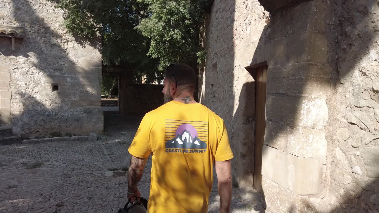 hombre caminando por pollensa mallorca