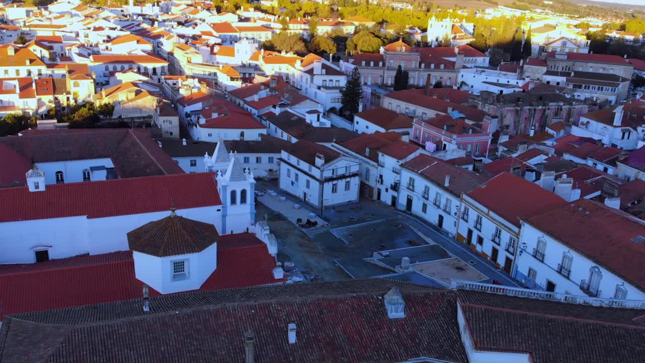 포르투갈의 한 마을 위에서  ⁇ 으로 날아다니며 아래로 기울어지는 드론 촬영