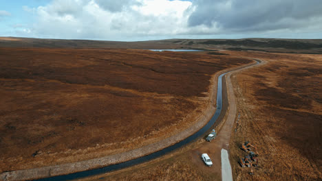 Luftdrohne,-Filmische-Aufnahmen-Einer-Kurvenreichen-Landstraße-Im-Saddleworth-Moor,-Greater-Manchester,-Großbritannien