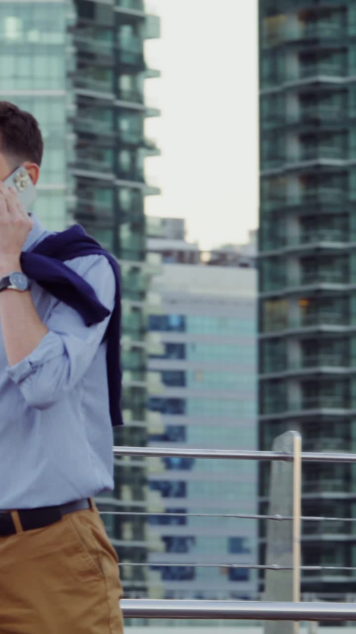 hombre en el teléfono en la ciudad