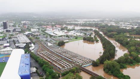 vista aérea de casas, escuelas y estaciones de tren que se acercan a las aguas inundadas durante las inundaciones qld de 2022 robina gold coast qld australia