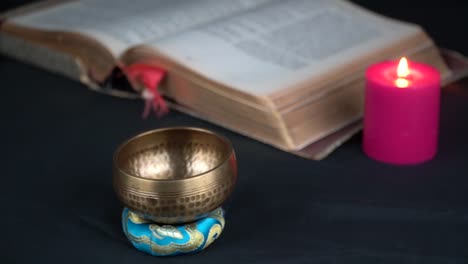 Campana-De-Latón-Tibetano-Vela-Roja-Y-Libro-Espiritual-Sagrado