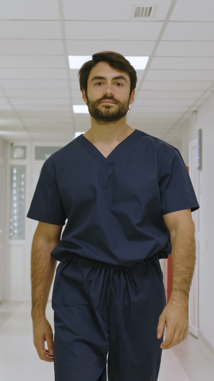 el doctor caminando por el pasillo del hospital.