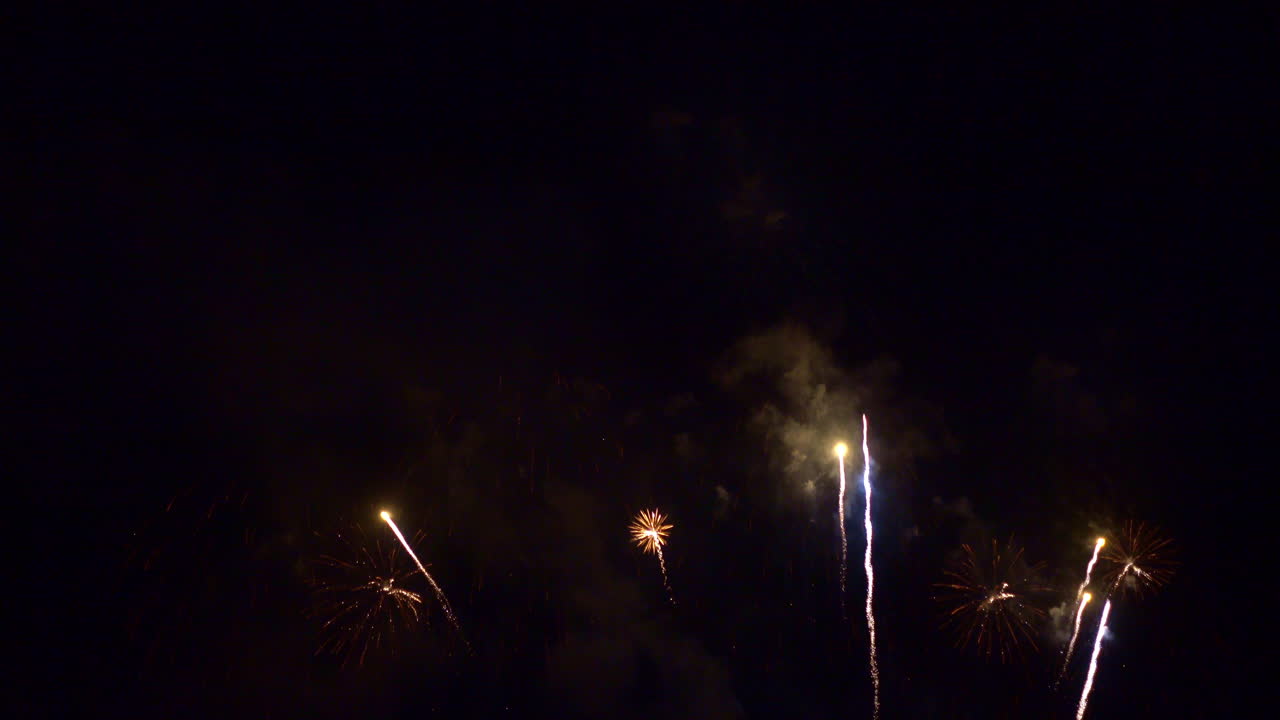 hermosos fuegos artificiales coloridos abstractos explotan en el cielo por la noche un símbolo de celebración en el aniversario de año nuevo para el fondo