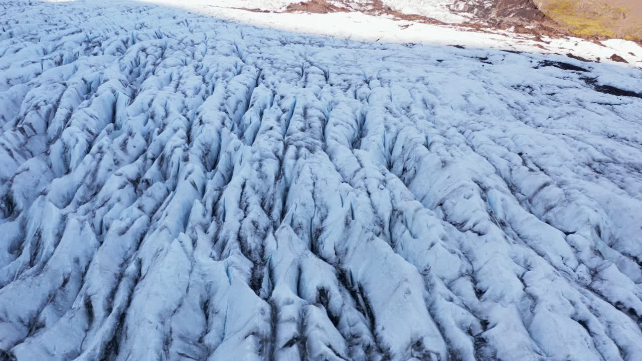vista aérea del glaciar helado en islandia, superficie dividida irregular