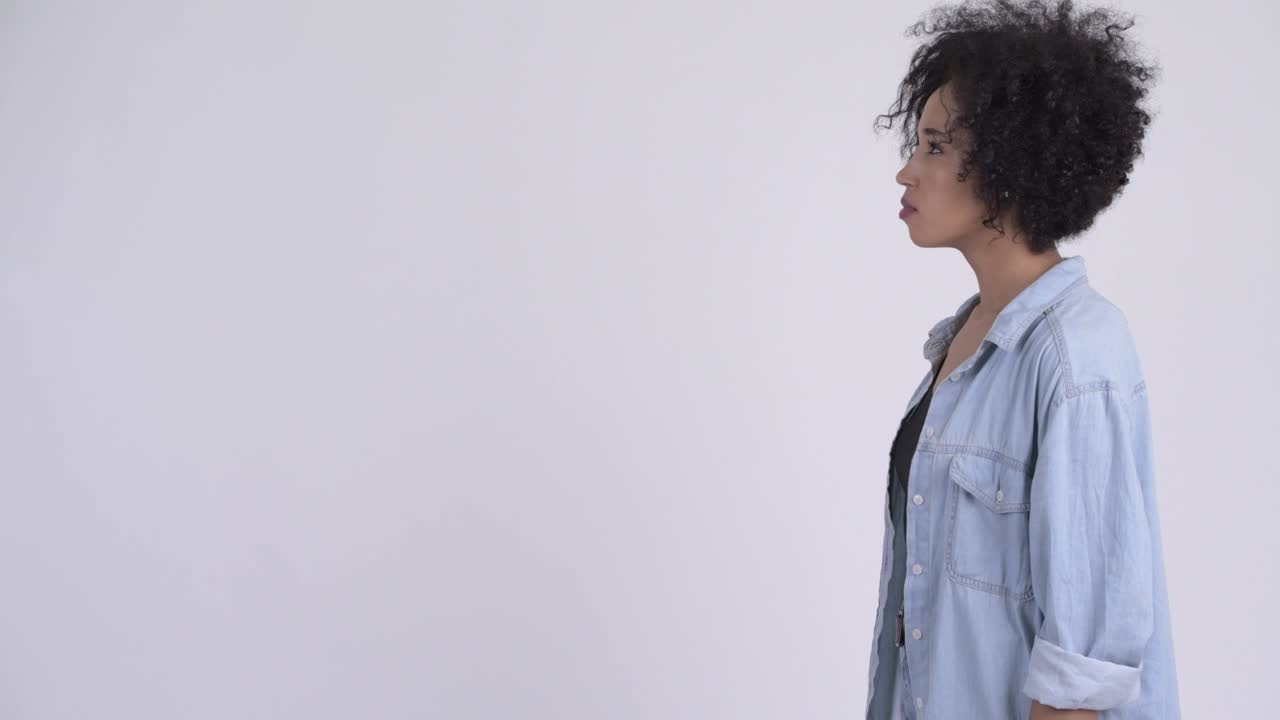 vista de perfil de una joven y hermosa mujer africana