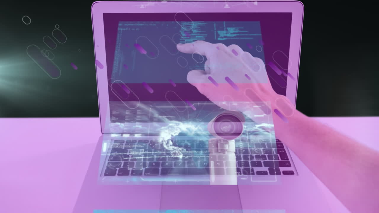 animación de la cámara de seguridad y procesamiento de datos en pantallas sobre la mano apuntando a la pantalla del portátil