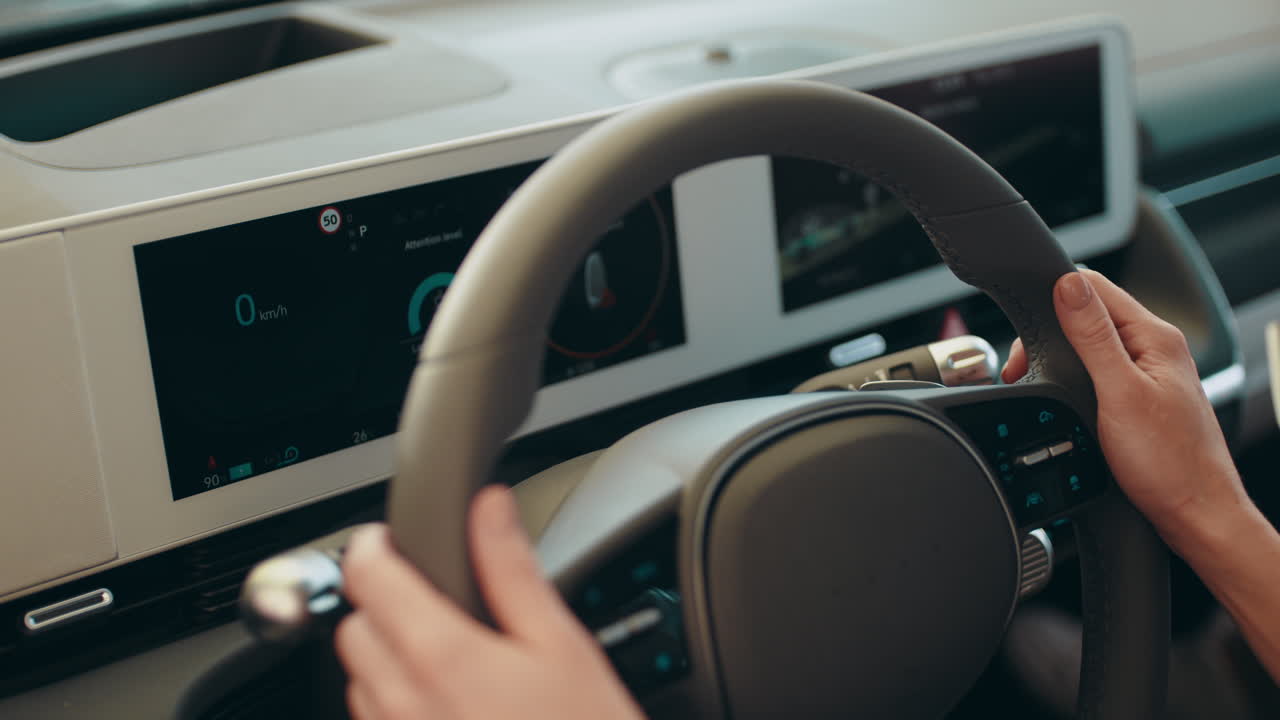 스티어링 에 손을 넣은 현대 전기 자동차 인테리어