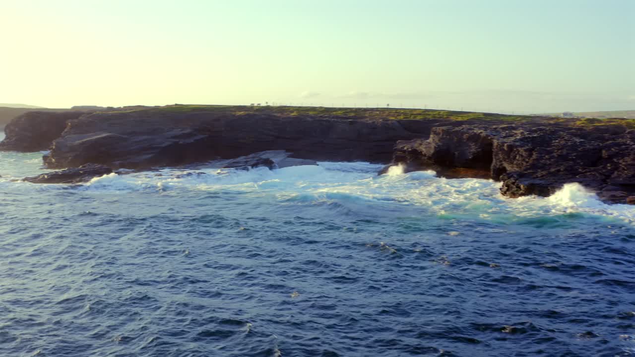 Onde Spettacolari che si Infrangono su Scogliere Rocciose