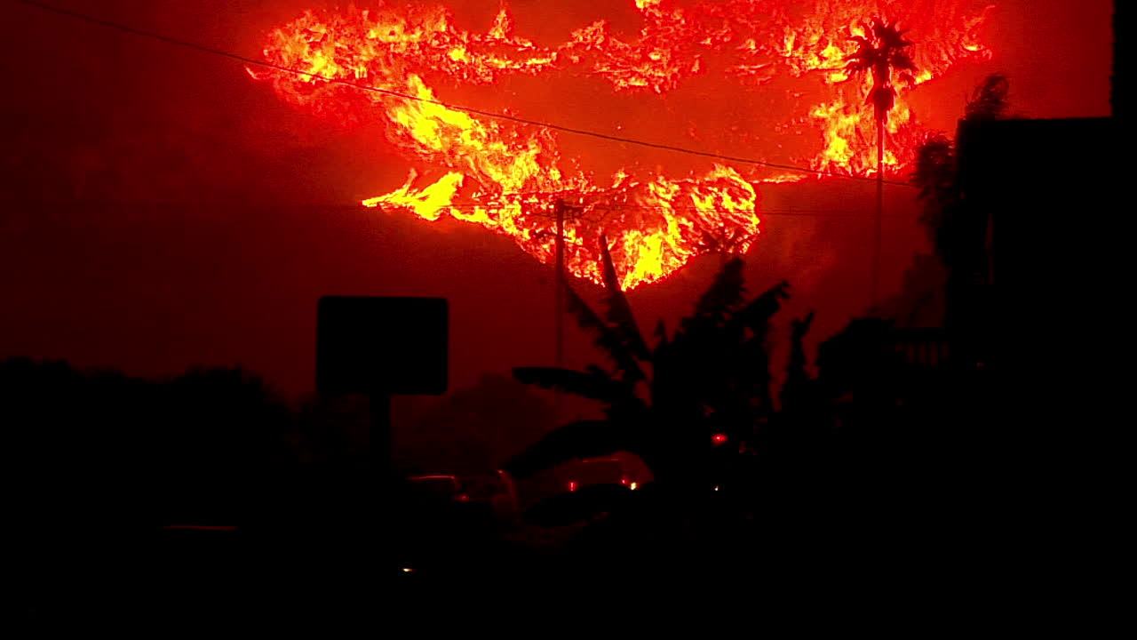 산타 아나 바람은 토마스 화재 동안 벤츄라와 산타 바바라 위의 언덕에서 밤에 화염의 지옥에 연료를 공급합니다.