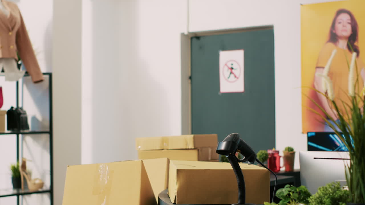 배송 세부 사항 을 논의 하는 택배자