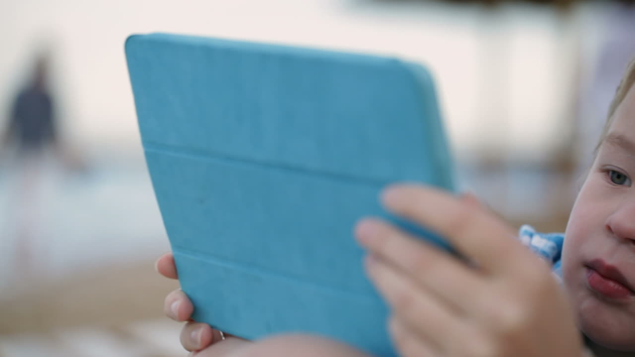 niño y madre usando almohadilla en la playa