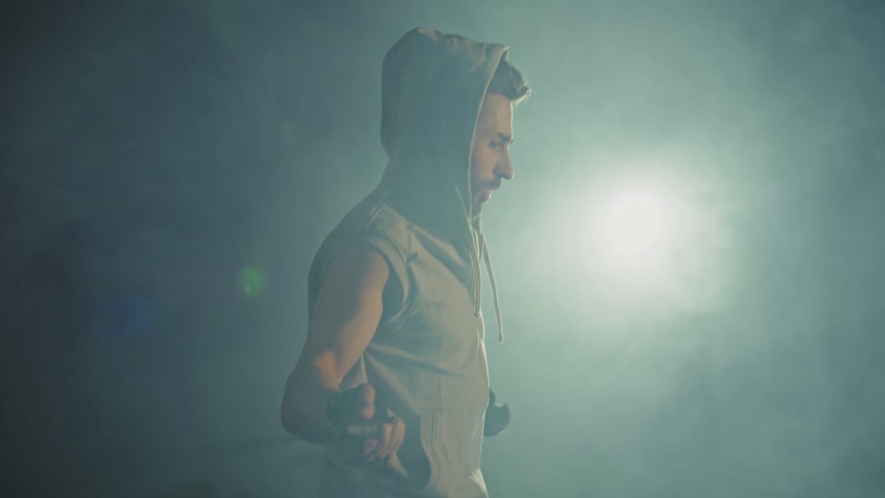 hombre saltando con la cuerda