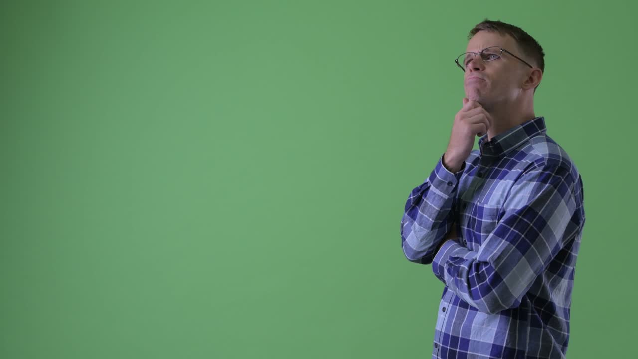 retrato de un hombre hipster con gafas