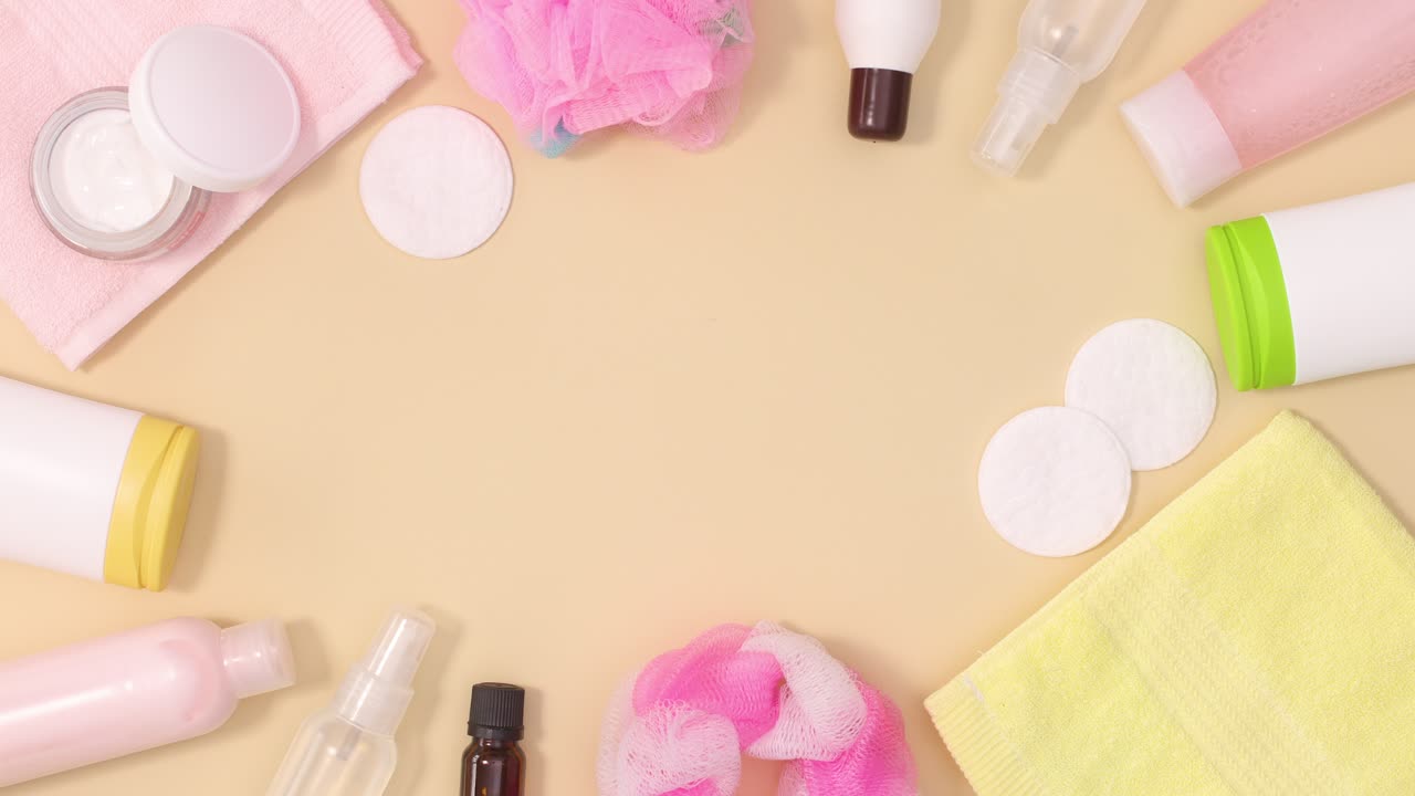 피부 관리, 웰니스 및 스파 미용 제품으로 만들어진 크리에이티브 프레임은 복사 공간과 함께 베이지 바탕에 움직입니다.