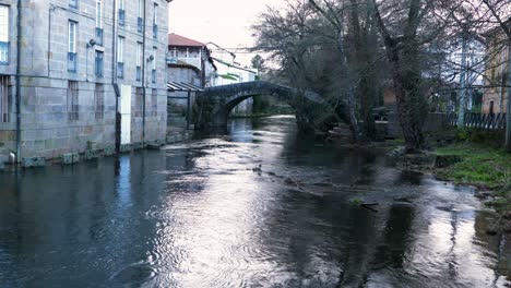 Vista-Estática-De-ángulo-Bajo-Del-Agua-Burbujeante-Del-Río-Molgas-Que-Fluye-Bajo-El-Puente