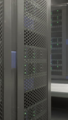 dentro de un centro de datos moderno: filas de servidores