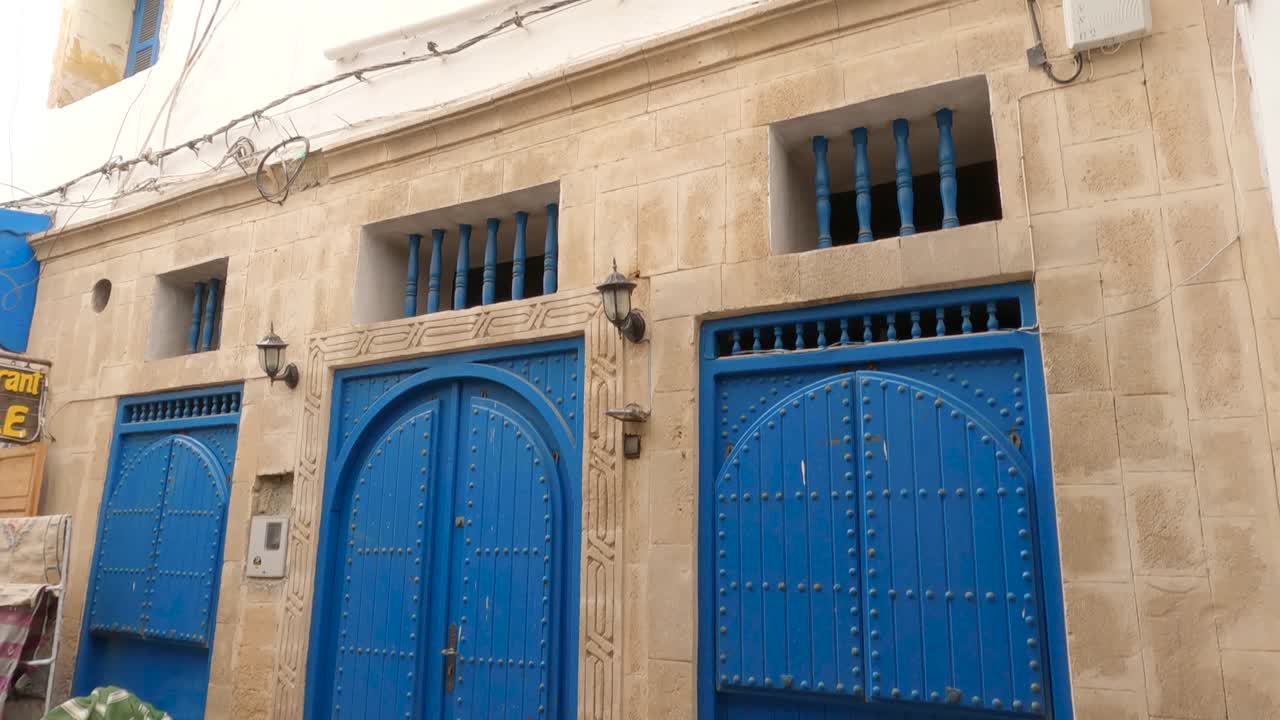 vista de la tradicional puerta azul y el restaurante en essaouira, medina, marruecos