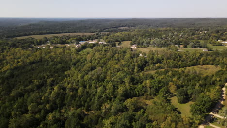 Rural-Missouri,-U.S.A.,-With-Houses-In-The-Distance