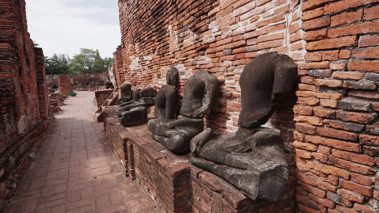Rivi päättömiä Buddha-patsaita Wat Mahathat -temppelissä Ayutthayassa, Thaimaassa.