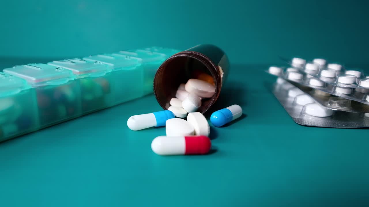 다양한 약물 및 약 조직기