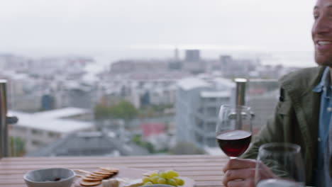 Freunde-Machen-Toast,-Trinken-Rotwein-Und-Feiern-Gemeinsam-Das-Wiedersehen