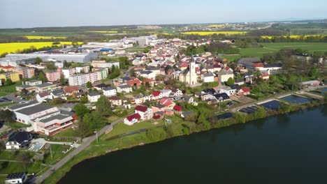 Schöner-Sommer-Im-Europäischen-Dorf---Blick-Auf-Die-Grüne-Wiese-Vor-Dem-Hintergrund-Von-Landhäusern