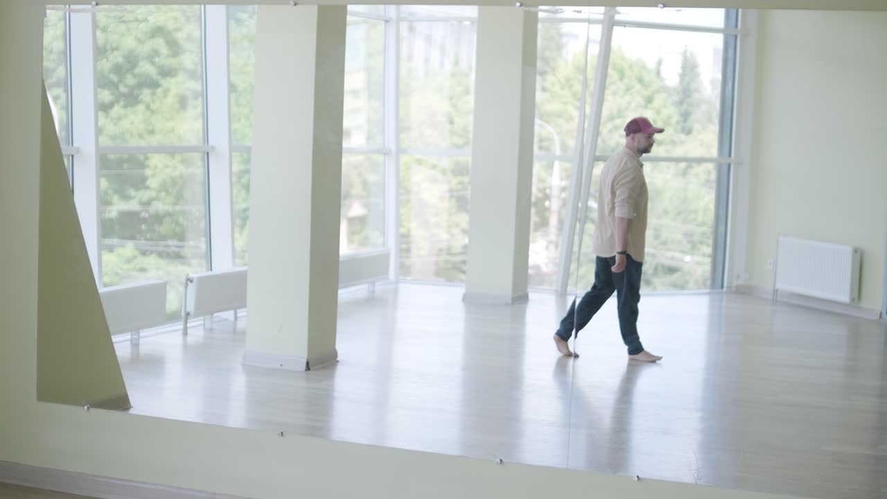 현대적인 스튜디오에서 브레이크 댄스를 하는 남자