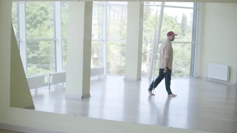 hombre bailando breakdance en un estudio moderno