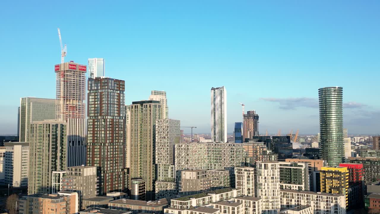 런던의 중앙 비즈니스 디스트릭트인 캐나리 워프 (canary wharf) 의 스카이라이너